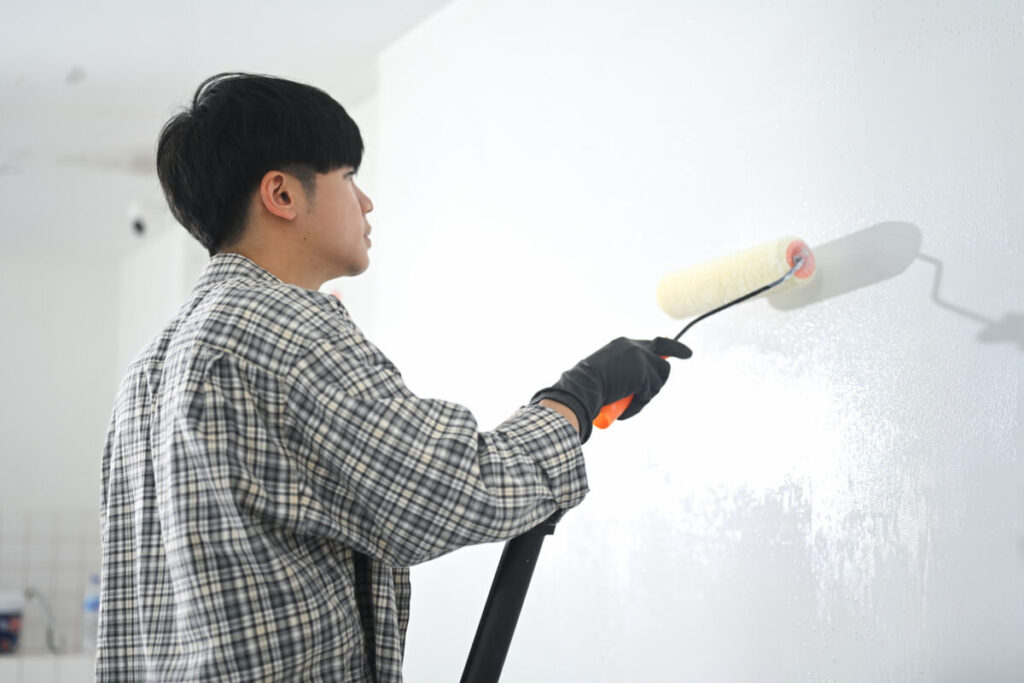 ใช้ลูกกลิ้งในการทาสี